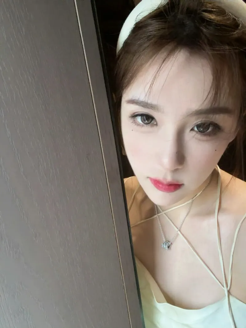 云开体育-LPL官方解说Rita晒照：今天就不等你下课啦