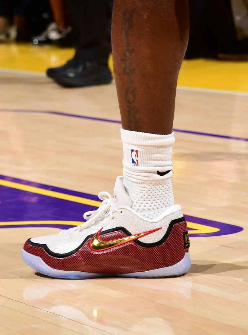 云开体育官网-詹姆斯穿着盛大启幕配色Lebron23，得到18分4篮板6助攻3抢断