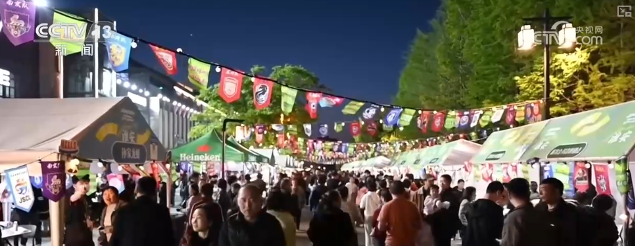 云开体育-“超”有看点引爆消费新热潮 “足球+夜市+美食+趣玩”聚人气、添活力