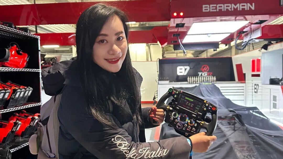 记者亲历上赛场夜游:手握赛车方向盘,站上F1领奖台